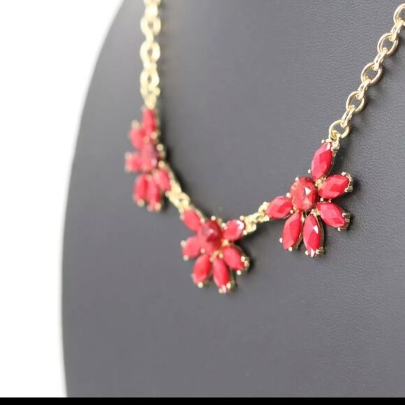 Charming Charlie necklace choker red flower cluster resin gold tone 18" NWOT - Picture 4 of 9